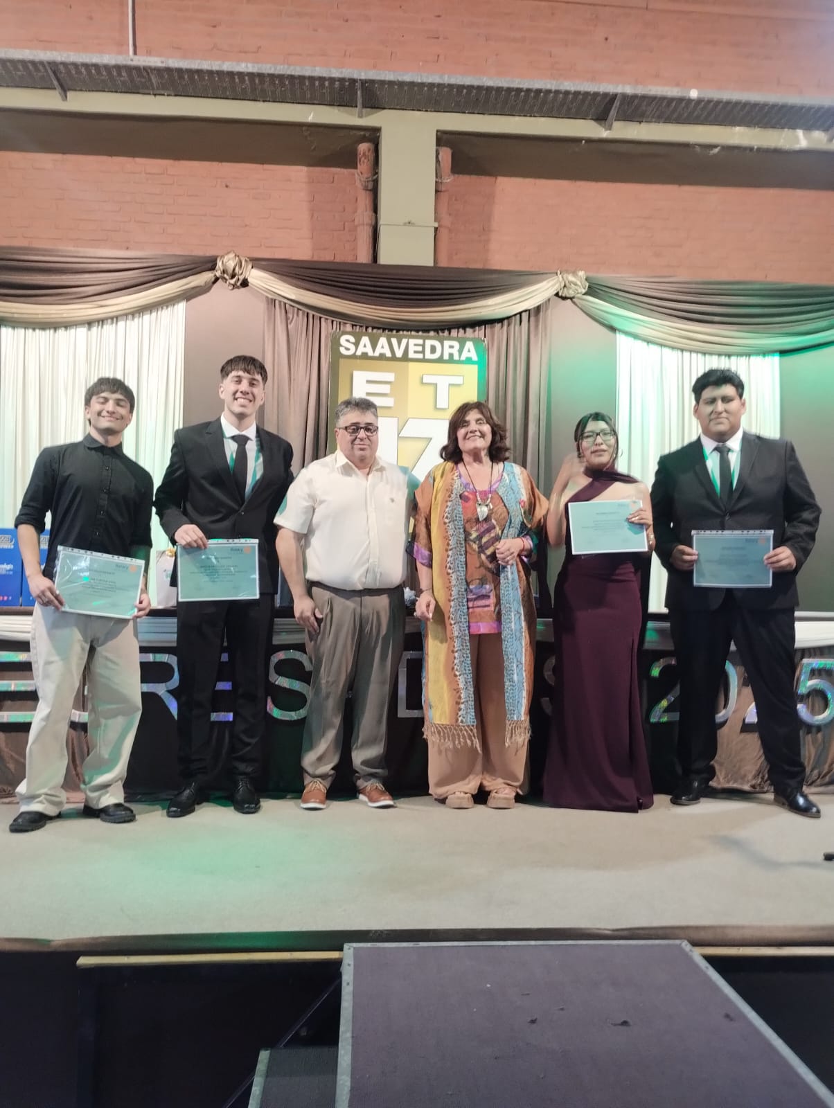 Distinción a la trayectoria escolar para alumnos de escuela técnica